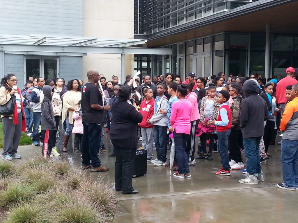 The African American Regional Educational Alliances (AAREA), in partnership with the Investing in Innovation STEM Learning Opportunities Providing Equity Project (I3 SLOPE Project), Mills College School of Education, and 8 Bay Area school districts (Castro Valley Unified, Hayward Unified, Livermore Valley Joint Unified, New Haven Unified, Oakland Unified, Pleasanton Unified, San Leandro Unified and San Lorenzo Unified) kicked off the new STEM Strategies to Empower and Prepare Students for Success (STEM S.T.E.P.S. for Success) at Mills College with over 300 African American students and parents in attendance.